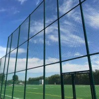 泰州体育设施围网 足球场围网 绿色铁丝围栏网生产安装